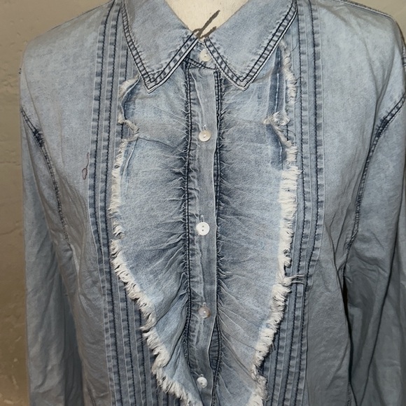 💕NWT Boutique Ruffle Collar Western Denim Button Down Shirt - Picture 6 of 8